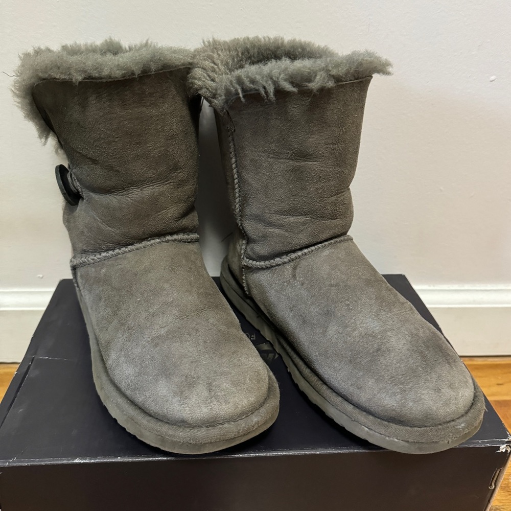 Short grey button Uggs Australia
